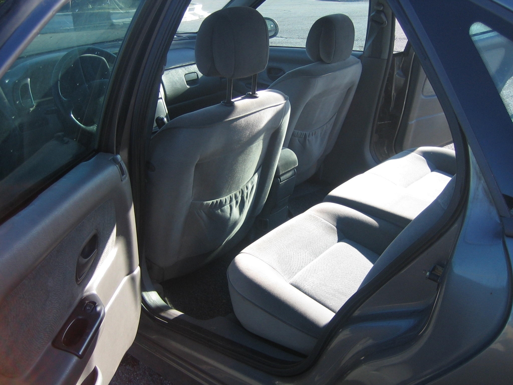 VISTA INTERIOR TRASERO AVERIADO.VEHICULO CON MOTOR ROTO,CLIMA.. 