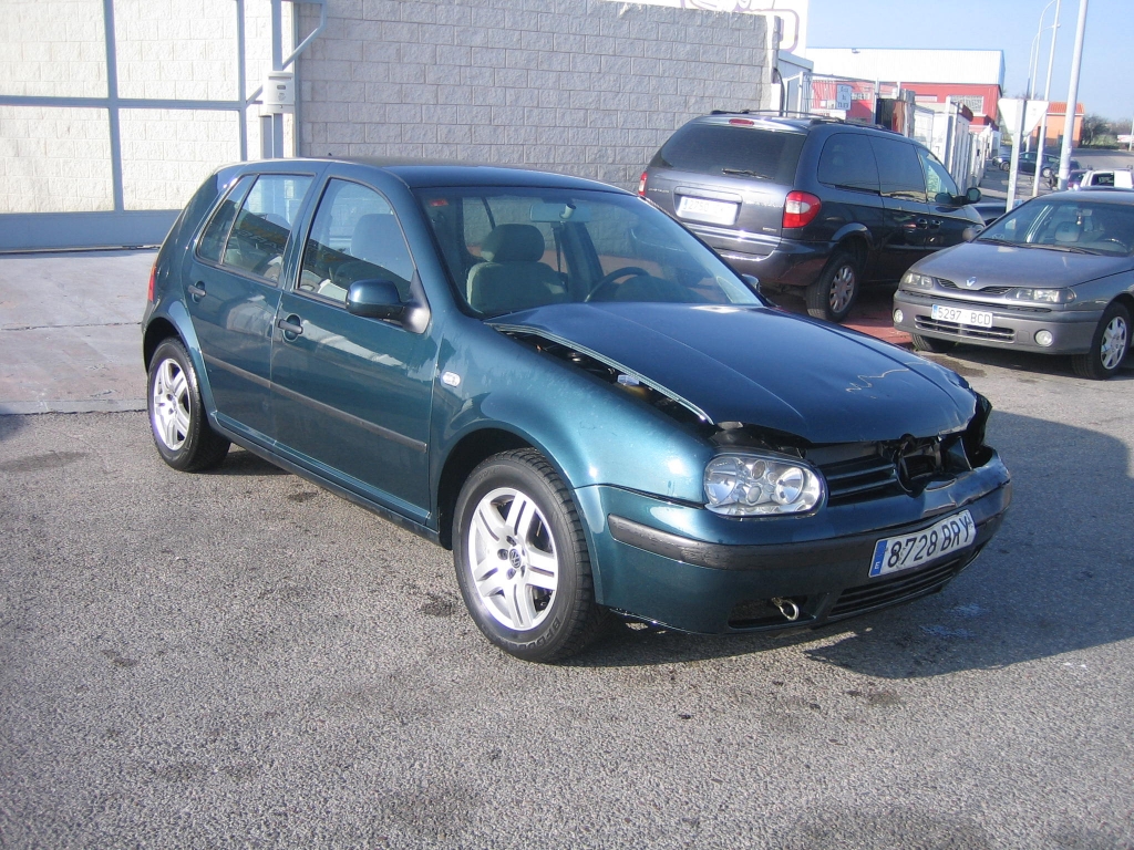 VISTA DELANTERA DERECHA VOLKSWAGEN GOLF 1.6 I HIGHLINE 100CV AUTOMATICO