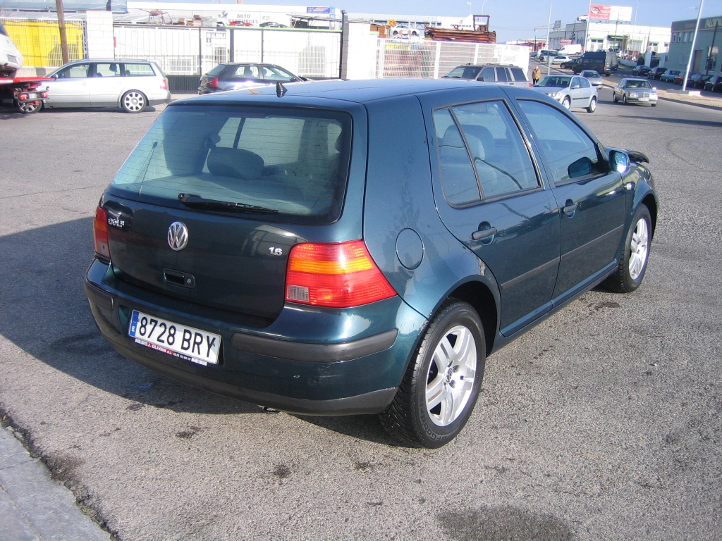VISTA TRASERA DERECHA VOLKSWAGEN GOLF 1.6 I HIGHLINE 100CV AUTOMATICO
