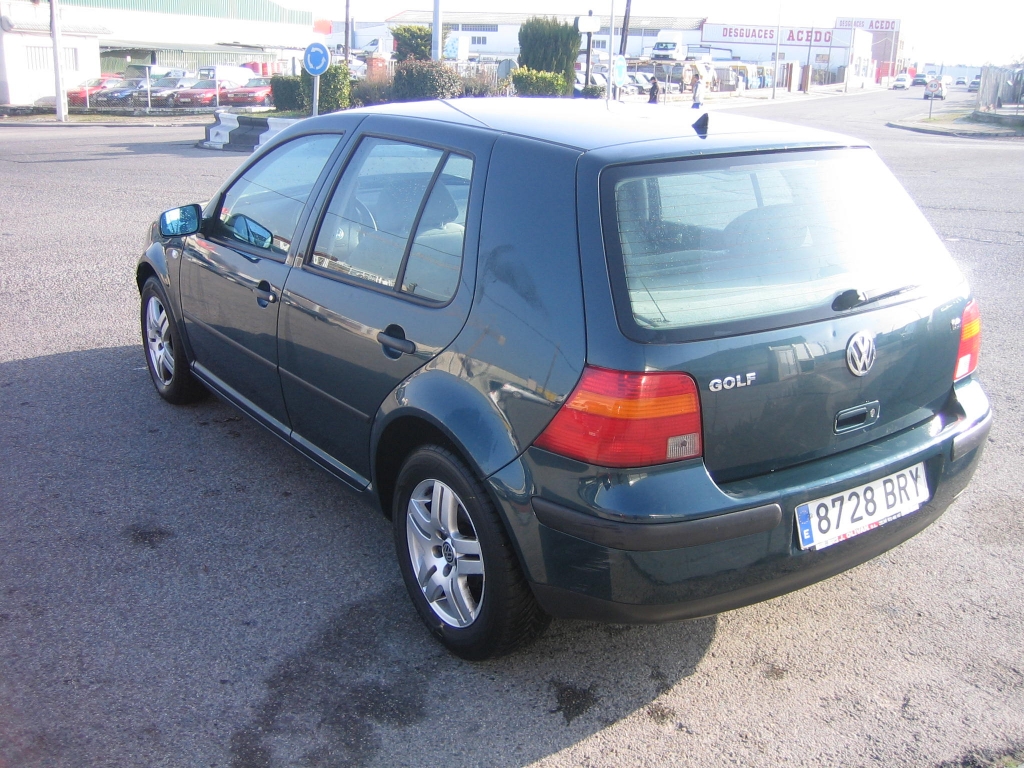 VISTA TRASERA IZQUIERDA VOLKSWAGEN GOLF 1.6 I HIGHLINE 100CV AUTOMATICO
