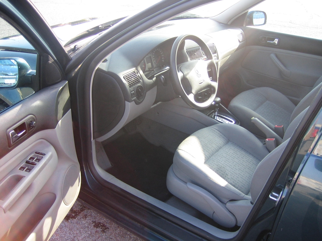 VISTA INTERIOR IZQUIERDO VOLKSWAGEN GOLF 1.6 I HIGHLINE 100CV AUTOMATICO