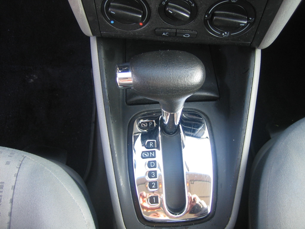 VISTA CAMBIO AUTOMATICO VOLKSWAGEN GOLF 1.6 I HIGHLINE 100CV AUTOMATICO