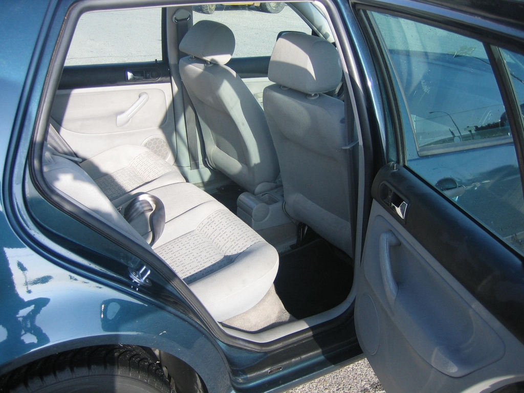 VISTA INTERIOR TRASERO 2 VOLKSWAGEN GOLF 1.6 I HIGHLINE 100CV AUTOMATICO