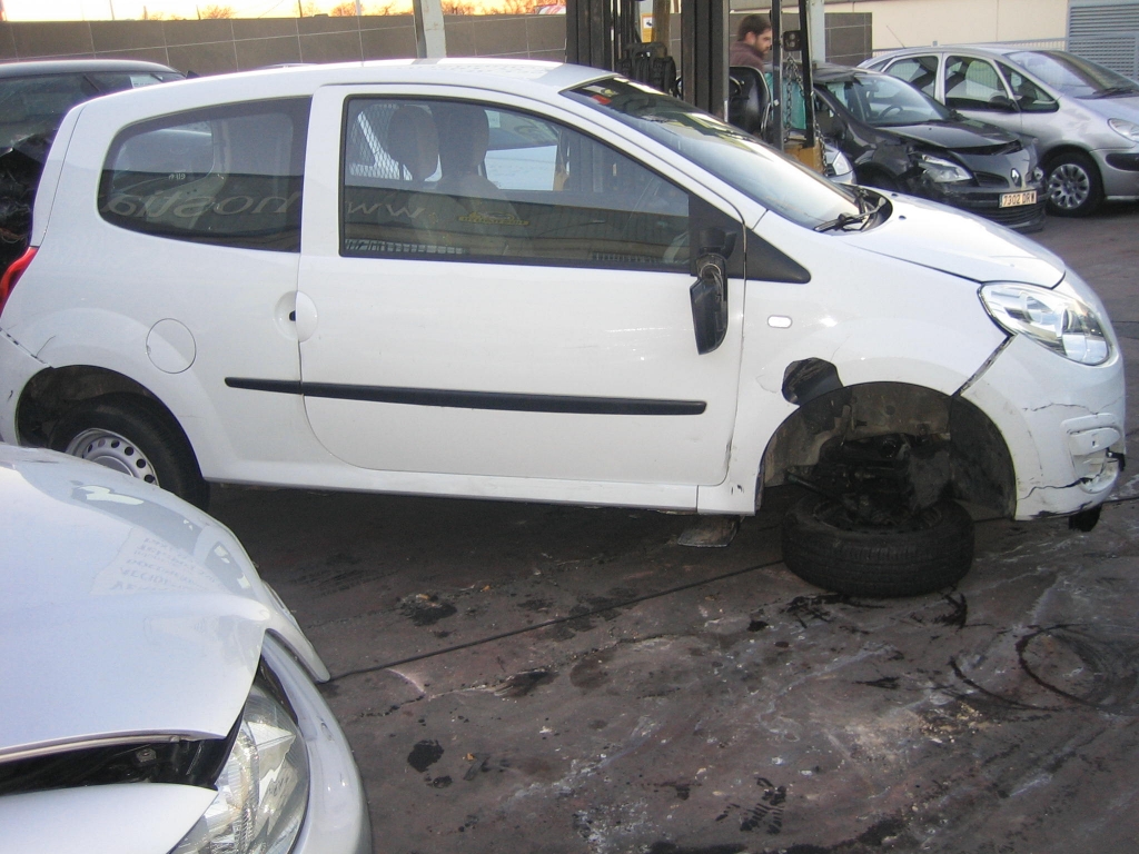 VISTA LATERAL DERECHO RENAULT TWINGO SOCIETE 1.5 DCI 65CV COMERCIAAL