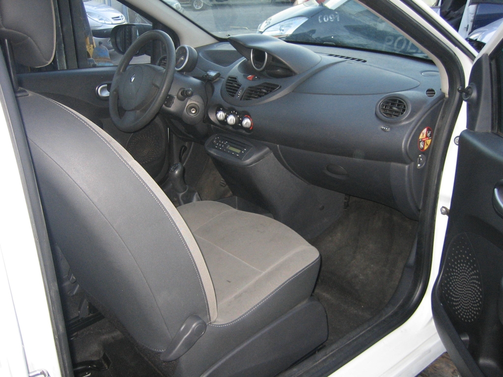 VISTA INTERIOR DERECHO RENAULT TWINGO SOCIETE 1.5 DCI 65CV COMERCIAAL