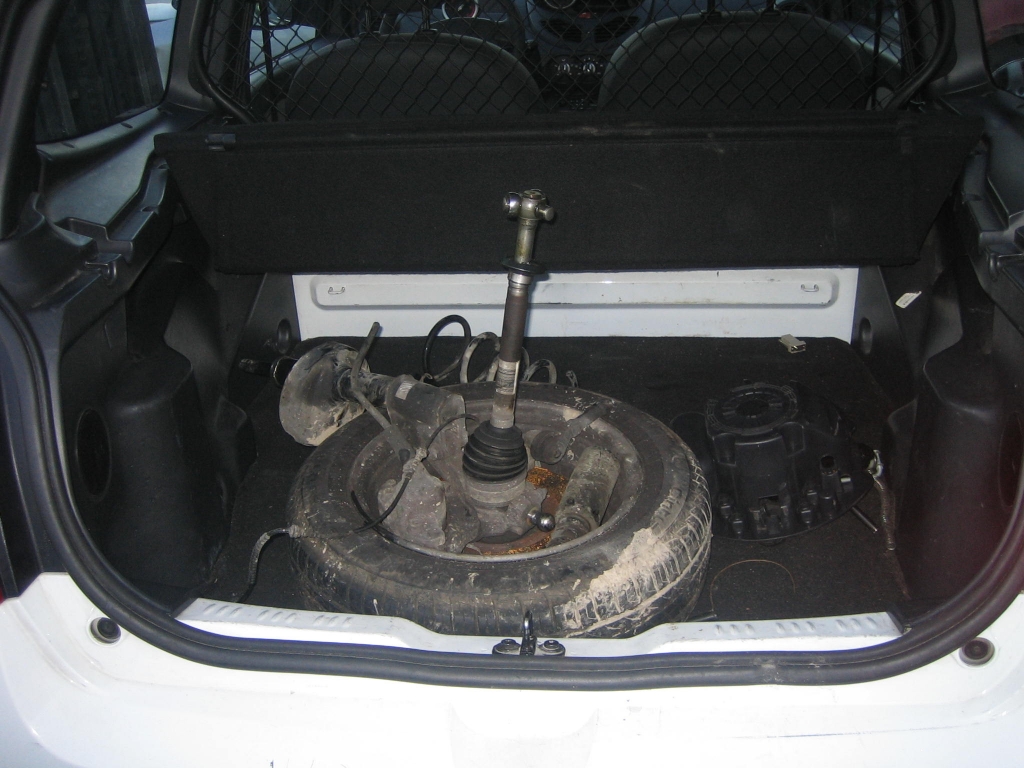 VISTA MECANICA DCE RUEDA AFECTADA EN MALETERO RENAULT TWINGO SOCIETE 1.5 DCI 65CV COMERCIAAL