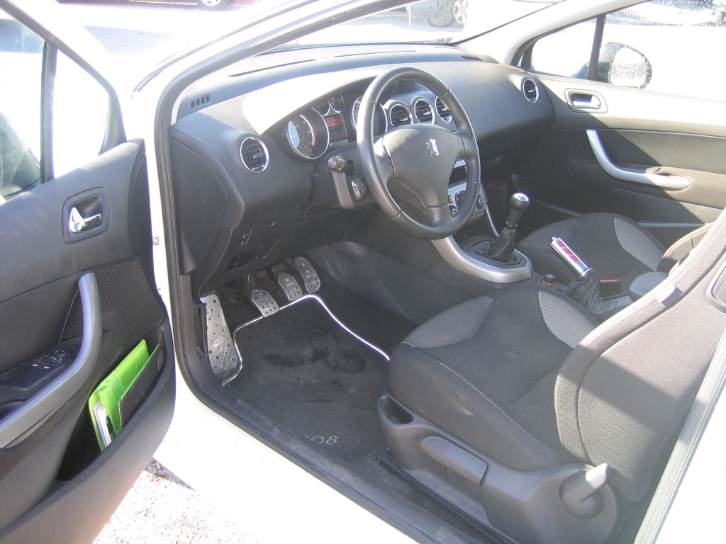 VISTA INTERIOR IZQUIERDO PEU8GEOT 308 SPORT VTI 1.6 120CV GASOLINA