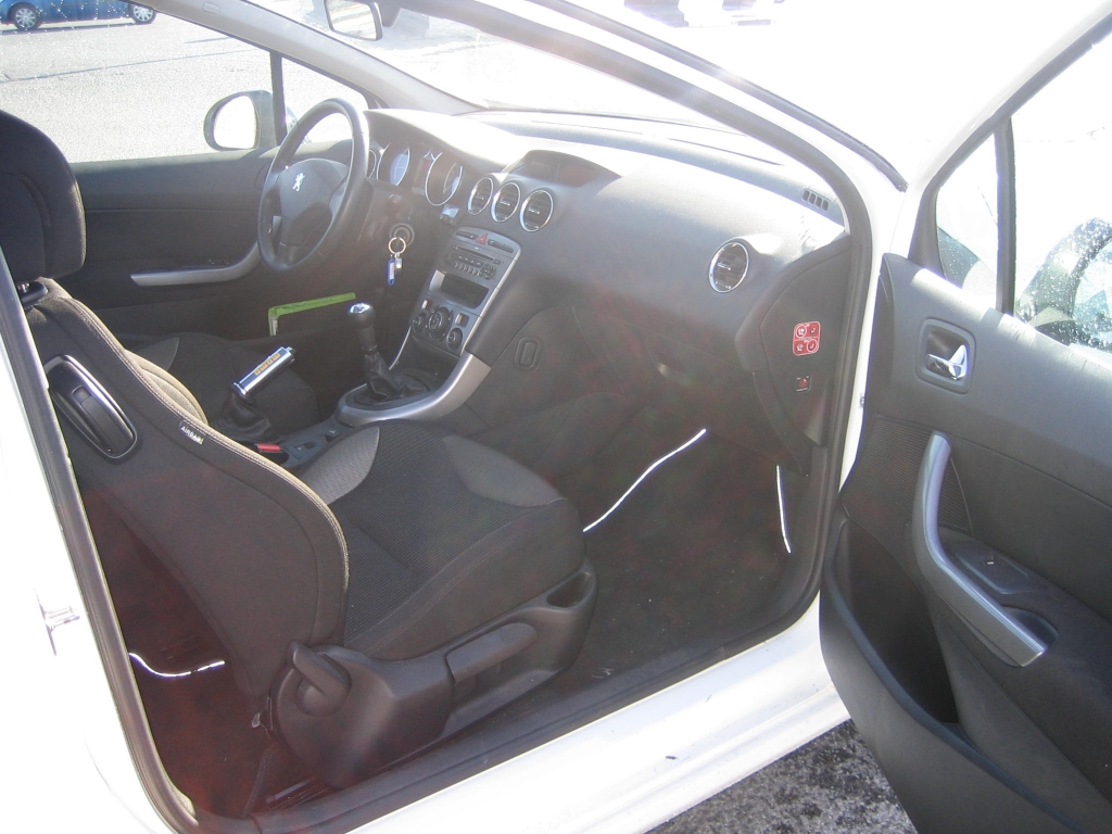 VISTA INTERIOR DERECHO PEU8GEOT 308 SPORT VTI 1.6 120CV GASOLINA