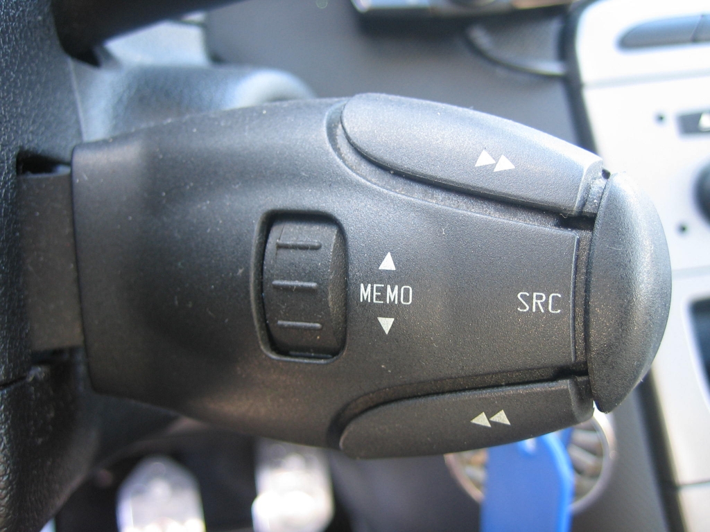 VISTA MANDOS AUDIO EN VOLANTE PEU8GEOT 308 SPORT VTI 1.6 120CV GASOLINA