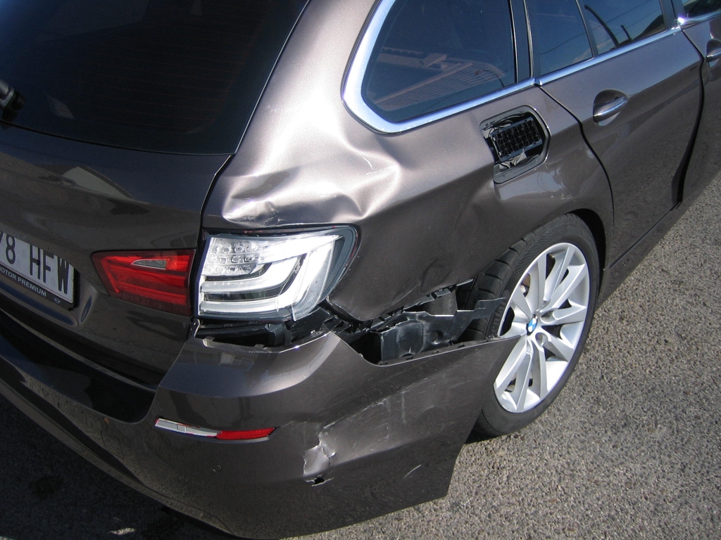 vista golpe trasero derecho BMW 520 D 2.0 177CV TOURING AUTOMATICO