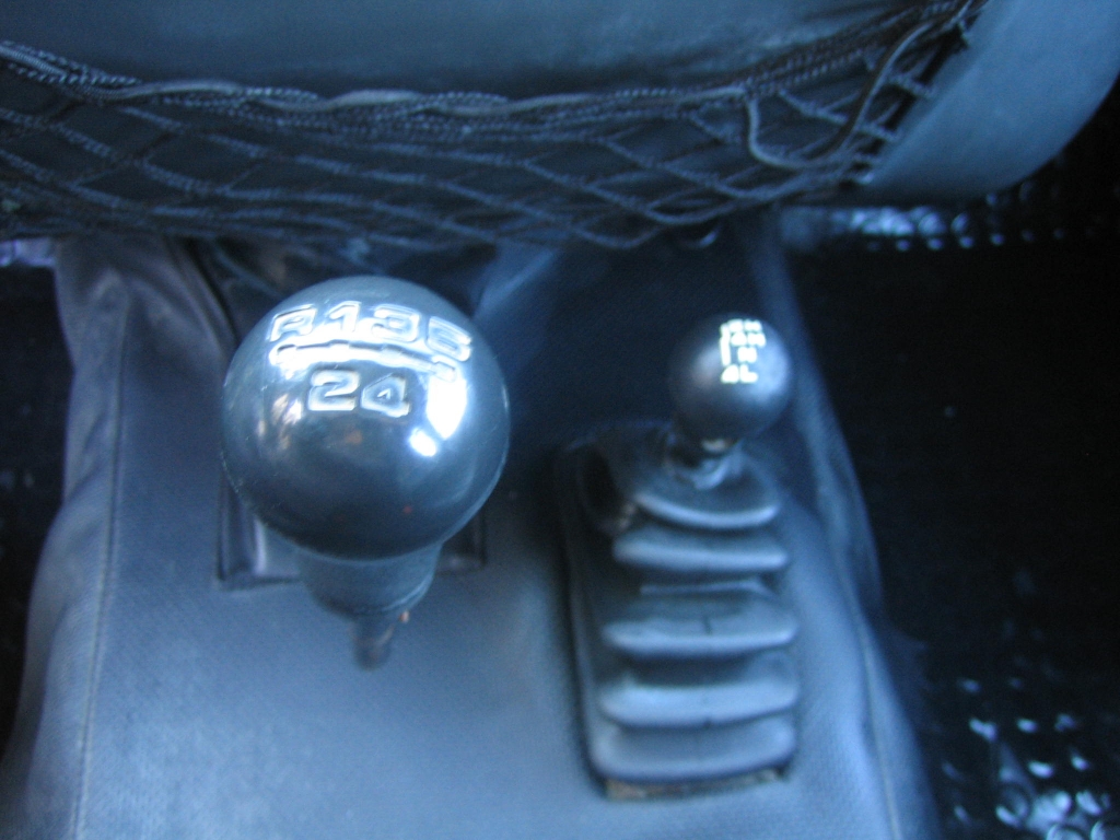 VISTA CAMBIO Y 4X4 VISTA INBTERIOR TRASERO SANTANA ANIBAL 2.8 TD UNIJET 125CV 4X4