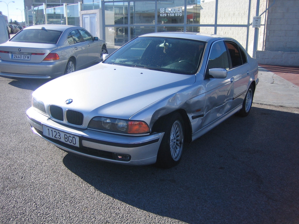 VISTA DELANTERA IZQUIERDA BMW 530 D 2.9 184CV