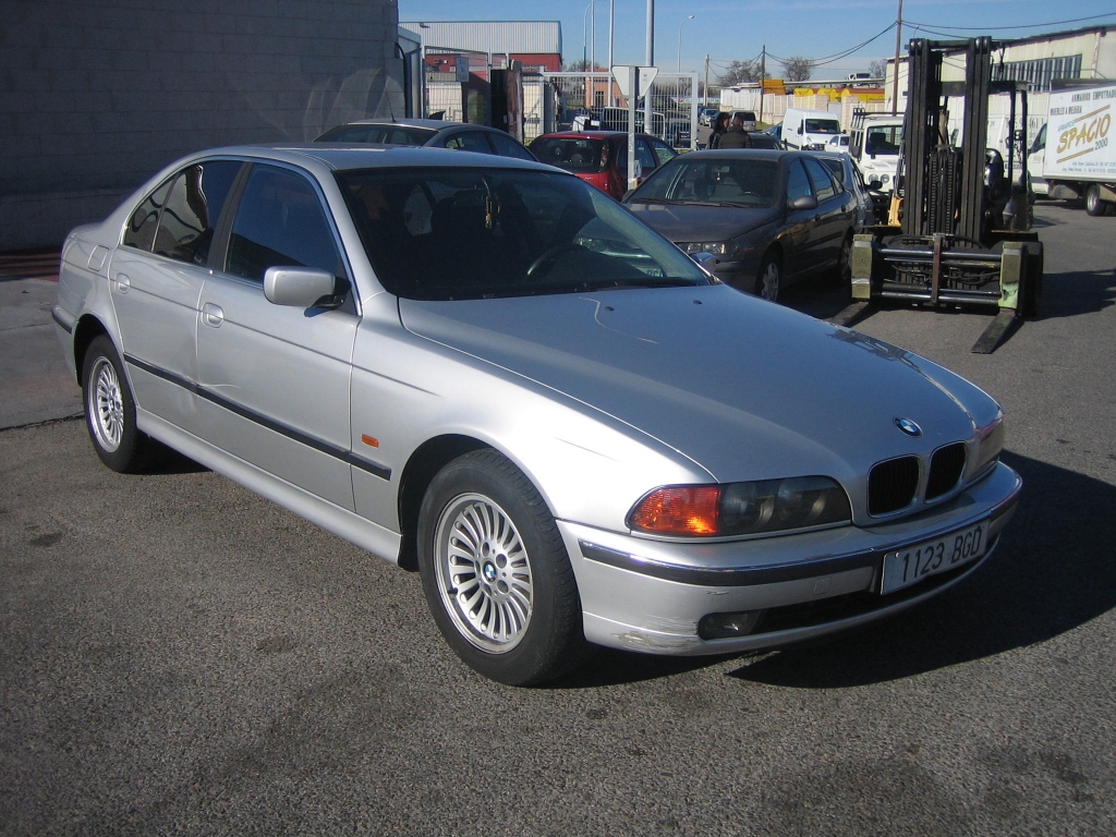 VISTA DELANTERA DERECHA BMW 530 D 2.9 184CV