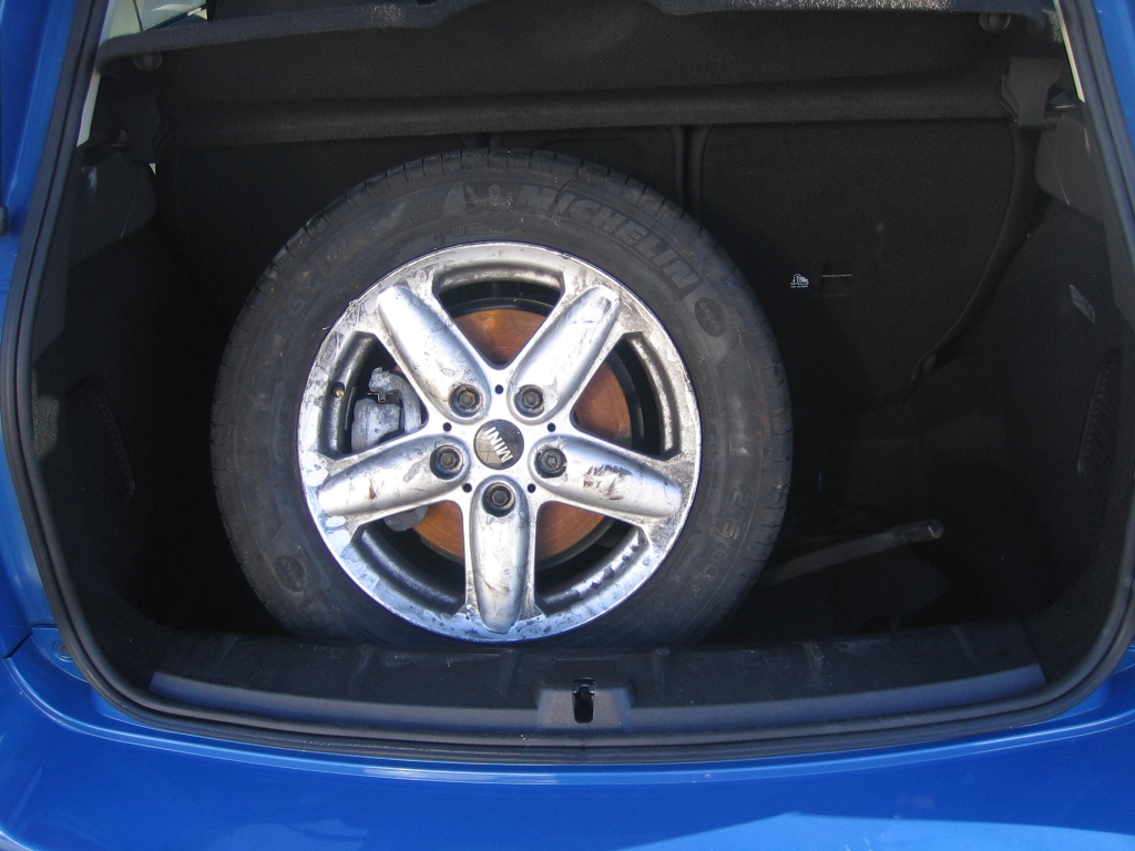 VISTA RUEDA DAÑADA EN MALETERO MINI ONE D COUNTRYMAN 1.6 90CV