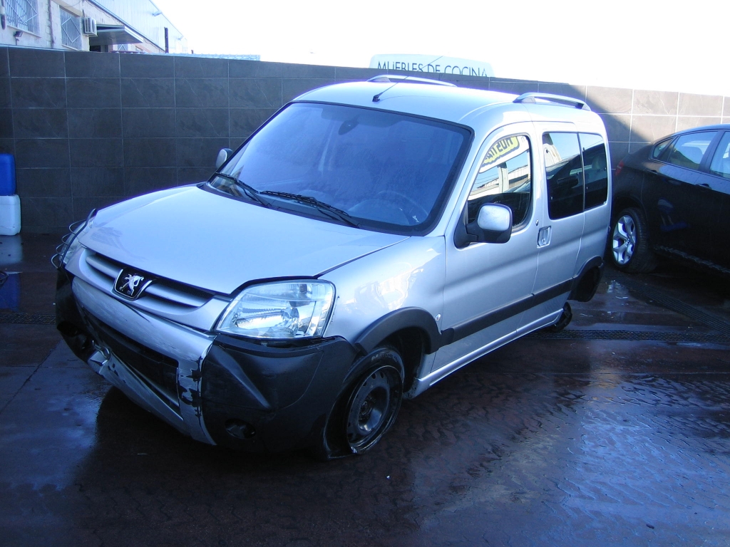 VISTA DELANTERA IZQUIERDA PEUGEOT PARTNER 1.6 HDI COMBI RANCHO 90CV