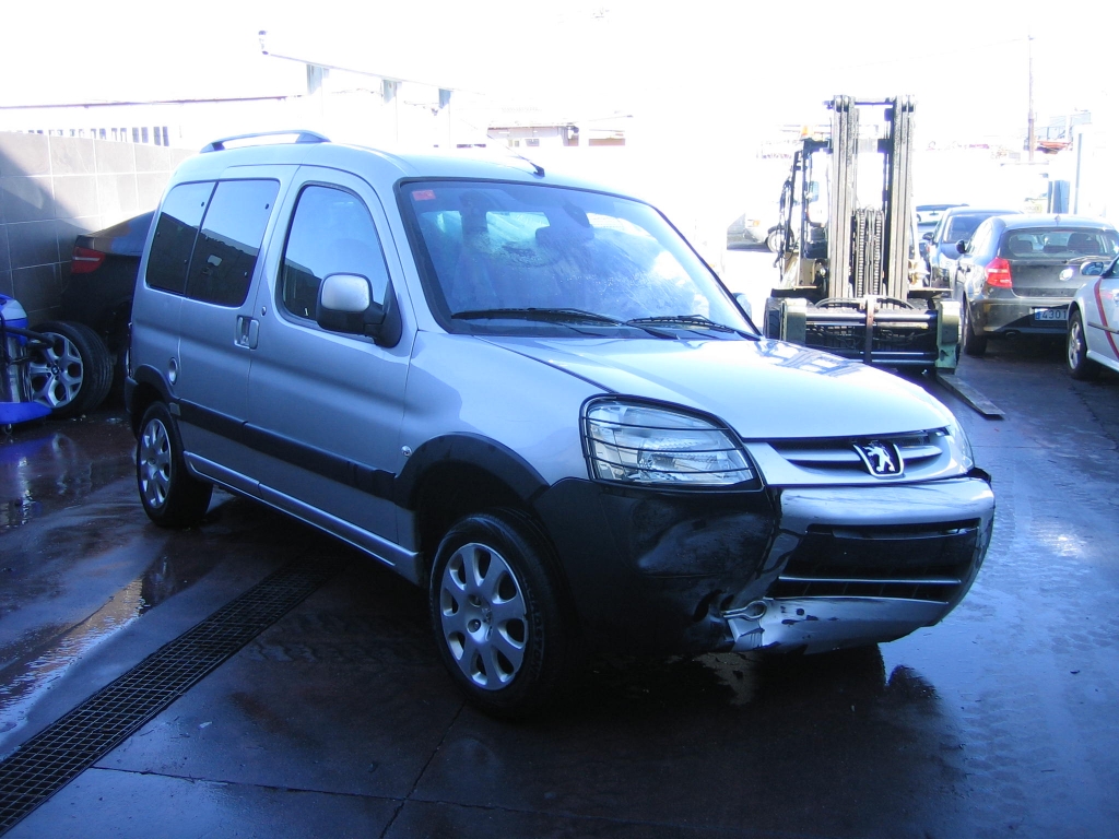 VISTA DELANTERA DERECHA PEUGEOT PARTNER 1.6 HDI COMBI RANCHO 90CV