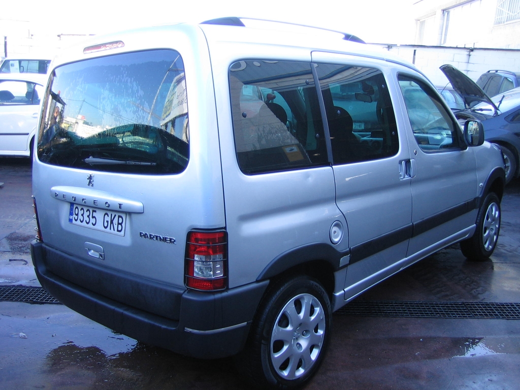 VISTA TRASERA DERECHA PEUGEOT PARTNER 1.6 HDI COMBI RANCHO 90CV