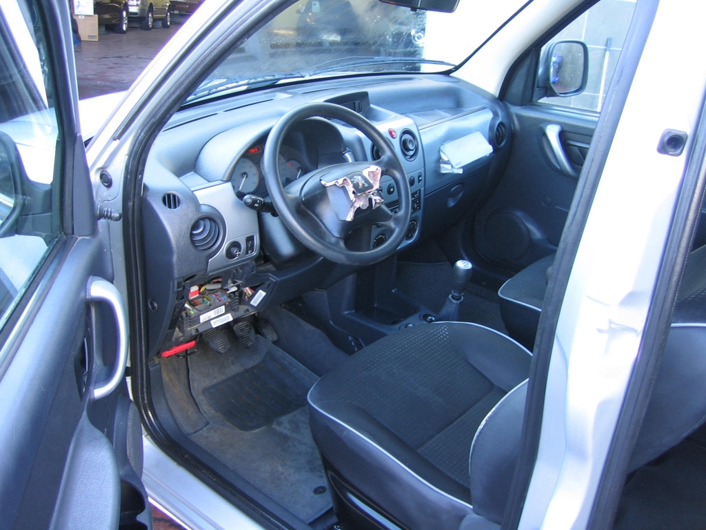 VISTA INTERIOR IZQUIERDO PEUGEOT PARTNER 1.6 HDI COMBI RANCHO 90CV