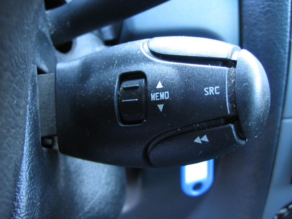 VISTA MANDOS AUDIO EN VOLANTE  PEUGEOT PARTNER 1.6 HDI COMBI RANCHO 90CV