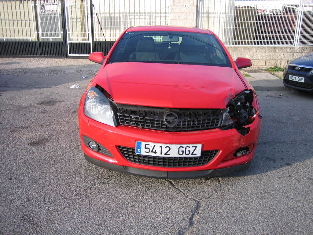 VISTA DELANTER OPEL ASTRA GTC 1.9 CDTI 120CV