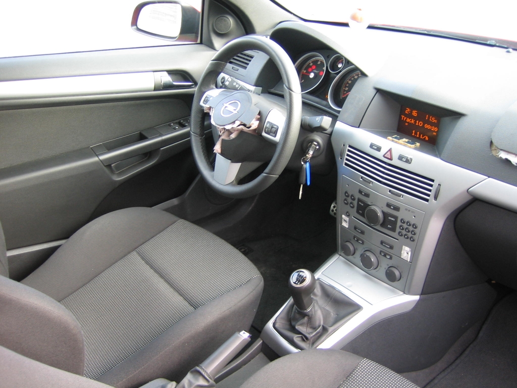 VISTA INTERIOR IZQUIERDO VISTA TRASERA DERECHAOPEL ASTRAS GTC 1.9 CDTI 120CV 