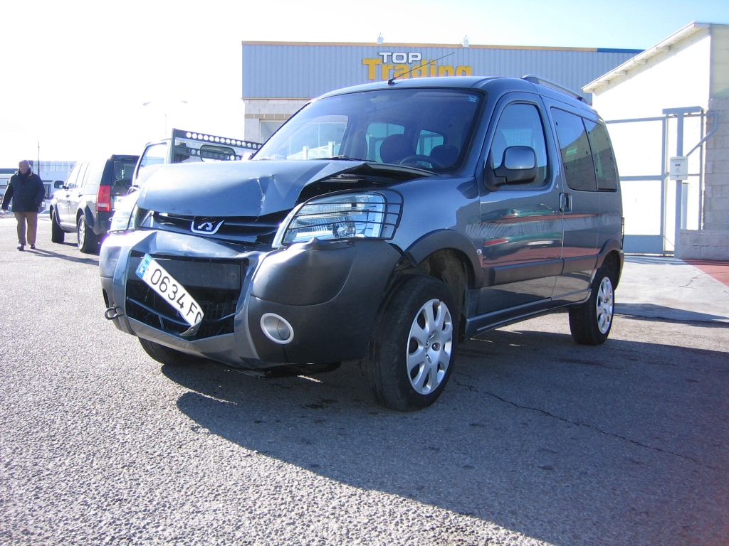 VISTA DELANTERA IZQUIERDA PEUGEOT PARTNER 2.0 HDI RANCHO PLUS 90CV