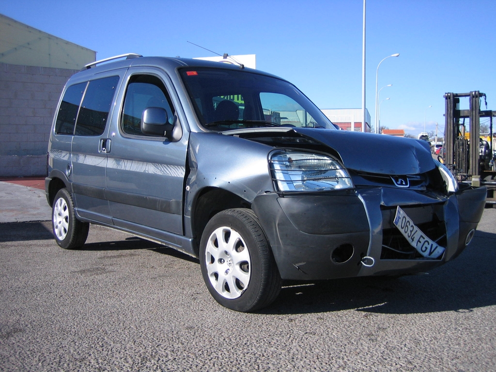 VISTA DELANTERA DERECHA PEUGEOT PARTNER 2.0 HDI RANCHO PLUS 90CV
