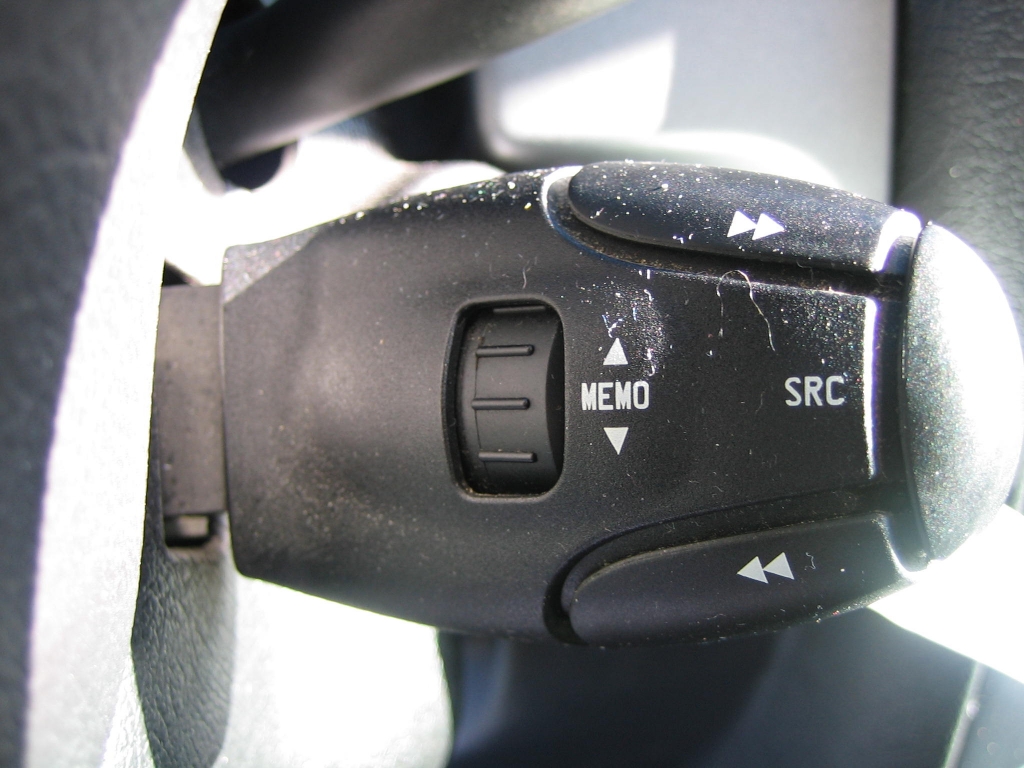 VISTA MANDOS AUDIO EN VOLANTE PEUGEOT PARTNER 2.0 HDI RANCHO PLUS 90CV