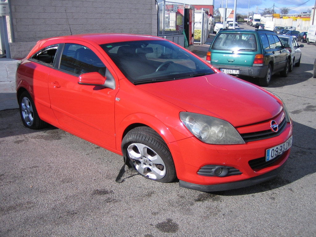 VISTA DELANTERA DERECHA OPEL ASTRA GTC 1.9 CDTI 120CV