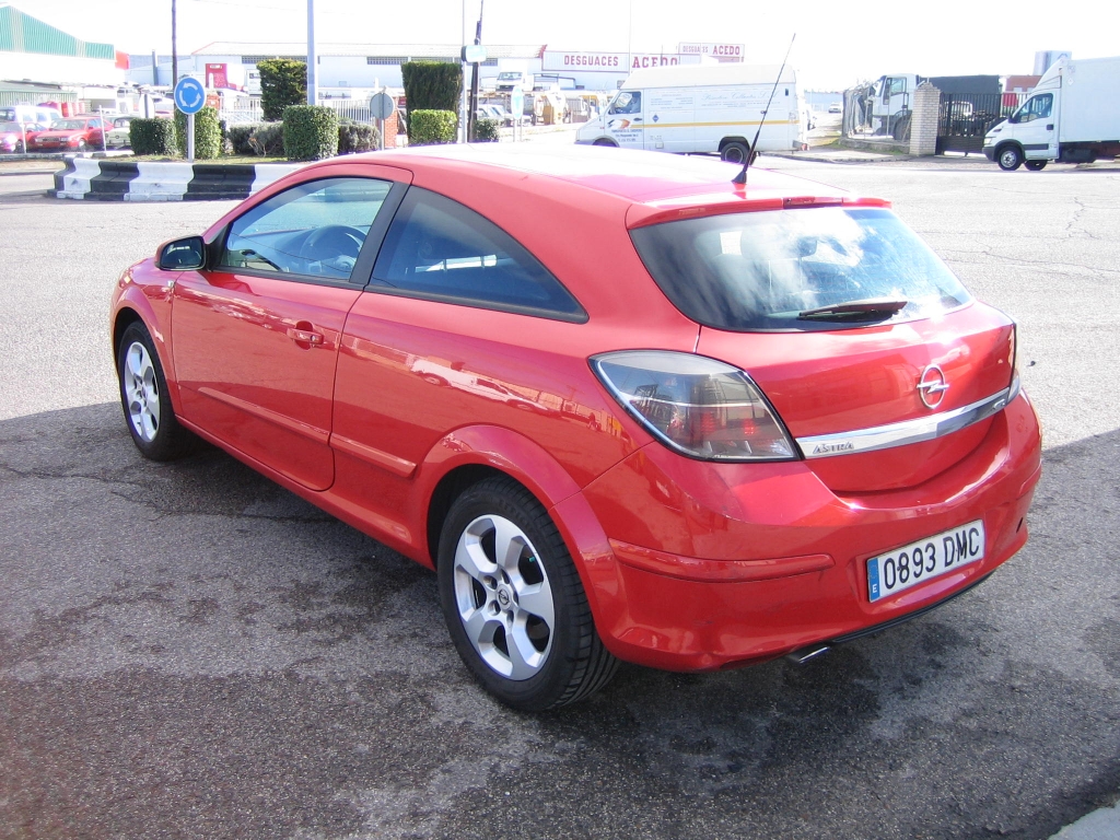 VISTA TRASERA IZQUIERDA OPEL ASTRA GTC 1.9 CDTI 120CV