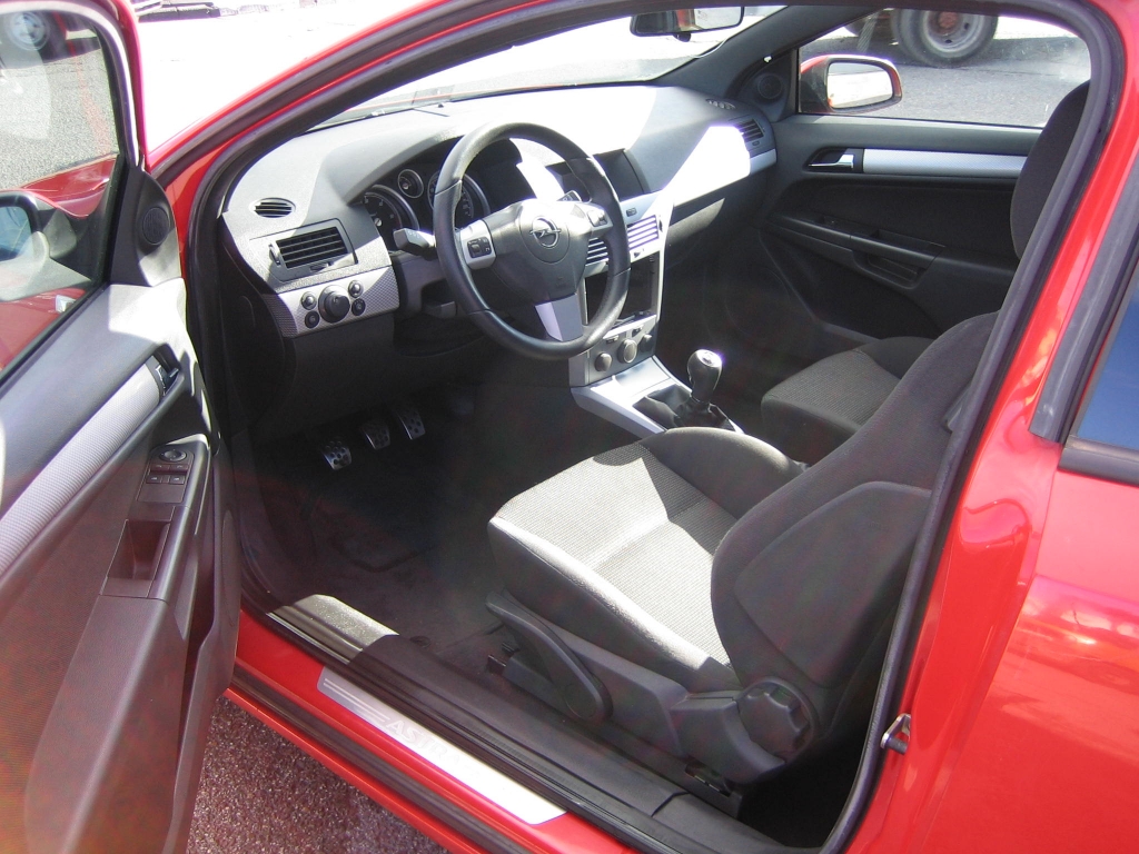 VISTA INTERIOR IZQUIERDA OPEL ASTRA GTC 1.9 CDTI 120CV