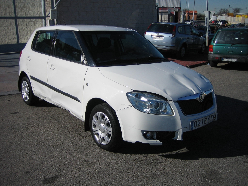 VISTA DELANTERA DERECHA SKODA FABIA 1.2 SPIRIT GASOLINA 6