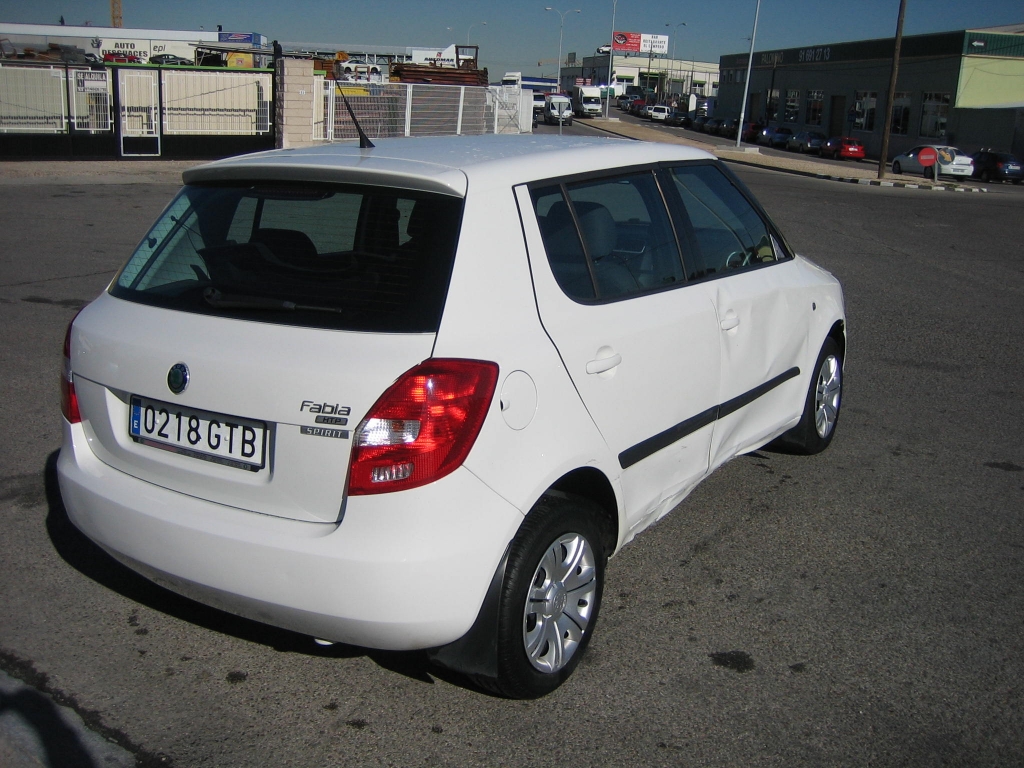 VISTA TRASERA DERECHA SKODA FABIA 1.2 SPIRIT GASOLINA 6