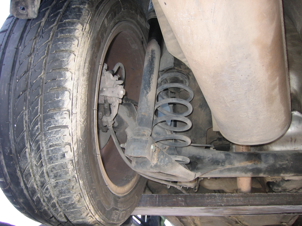 VISTA MECANICA RUEDA TRASERA IZQUIERDA ACCIDENTADO.VEHICULO CON GOLPE EN BAJOS AFECTANDO AL CARTER Y TRASERO IZQUIERDO,ARRANCANDO Y ANDANDO,AIRBAGS OK,CLIMA..