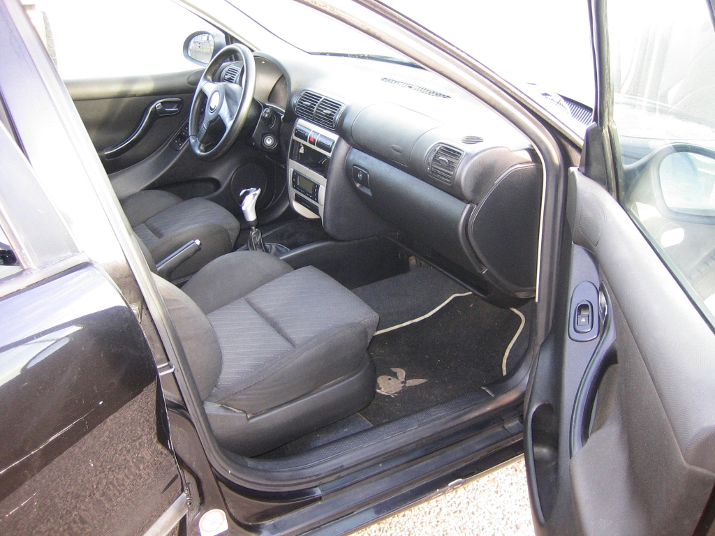 VISTA INTERIOR DERECHO ACCIDENTADO.VEHICULO CON GOLPE EN BAJOS AFECTANDO AL CARTER Y TRASERO IZQUIERDO,ARRANCANDO Y ANDANDO,AIRBAGS OK,CLIMA..