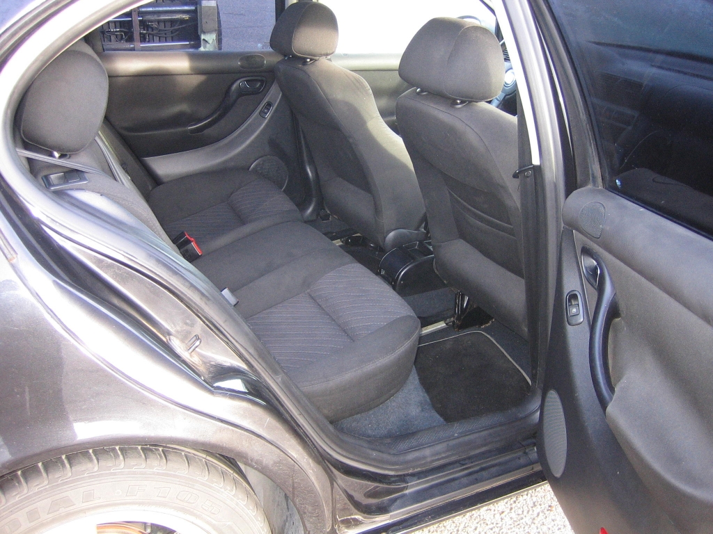 VISTA INTERIOR TRASERO ACCIDENTADO.VEHICULO CON GOLPE EN BAJOS AFECTANDO AL CARTER Y TRASERO IZQUIERDO,ARRANCANDO Y ANDANDO,AIRBAGS OK,CLIMA..