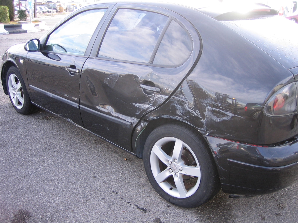 VISTA LATERAL GOLPEADO ACCIDENTADO.VEHICULO CON GOLPE EN BAJOS AFECTANDO AL CARTER Y TRASERO IZQUIERDO,ARRANCANDO Y ANDANDO,AIRBAGS OK,CLIMA..