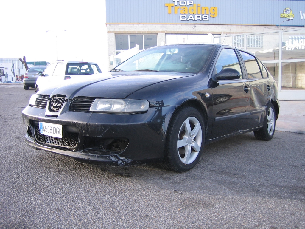 VISTA DELANTERA IZQUIERDA ACCIDENTADO.VEHICULO CON GOLPE EN BAJOS AFECTANDO AL CARTER Y TRASERO IZQUIERDO,ARRANCANDO Y ANDANDO,AIRBAGS OK,CLIMA..