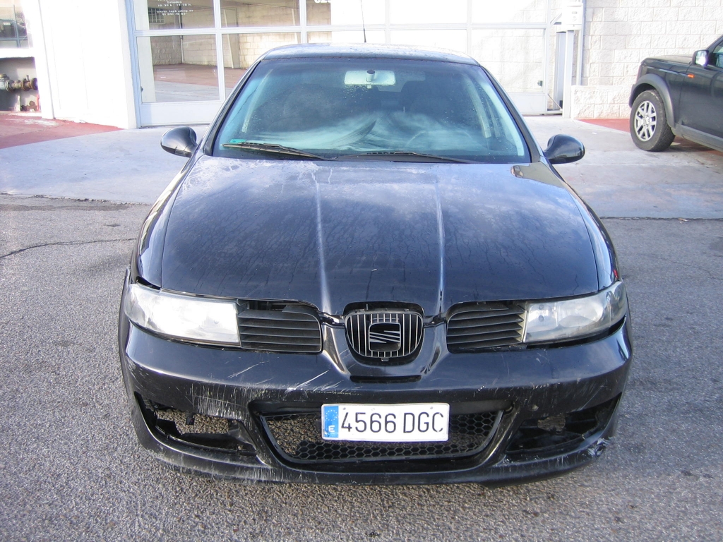 VISTA DELANTERA ACCIDENTADO.VEHICULO CON GOLPE EN BAJOS AFECTANDO AL CARTER Y TRASERO IZQUIERDO,ARRANCANDO Y ANDANDO,AIRBAGS OK,CLIMA..