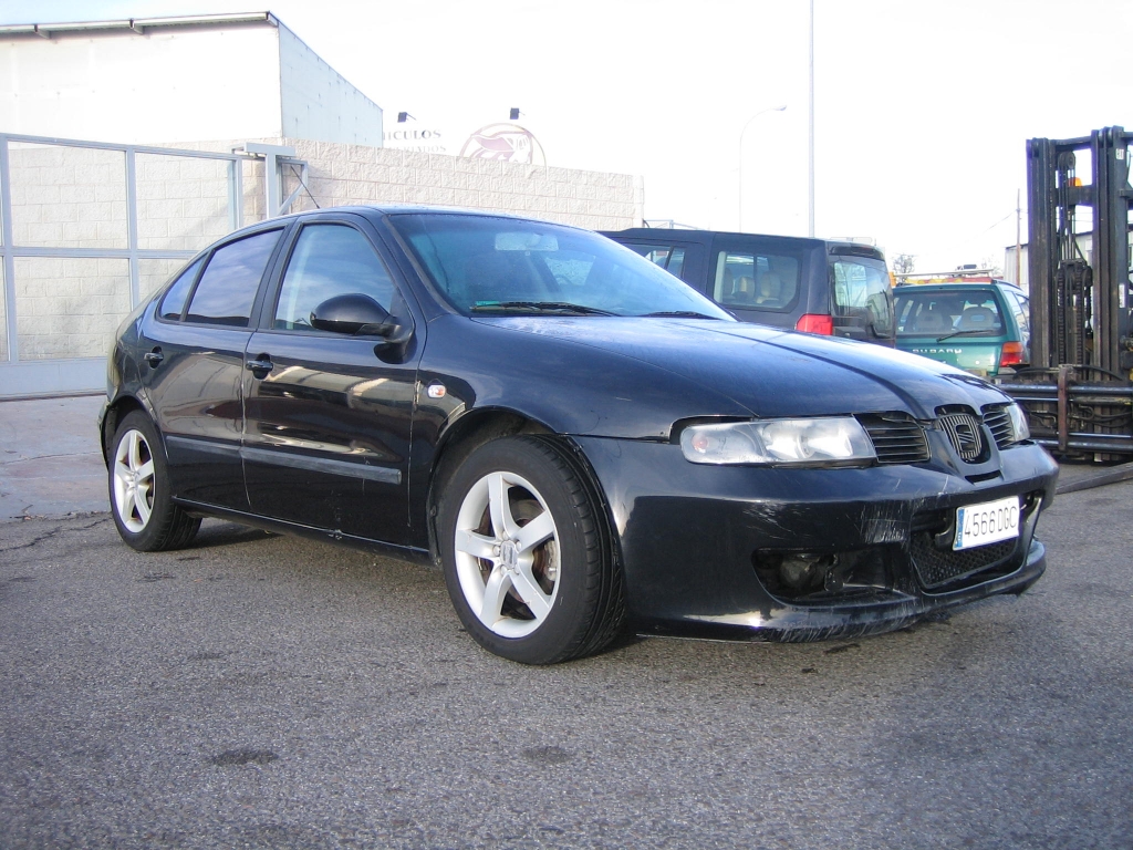 VISTA DELANTERA DERECHA ACCIDENTADO.VEHICULO CON GOLPE EN BAJOS AFECTANDO AL CARTER Y TRASERO IZQUIERDO,ARRANCANDO Y ANDANDO,AIRBAGS OK,CLIMA..