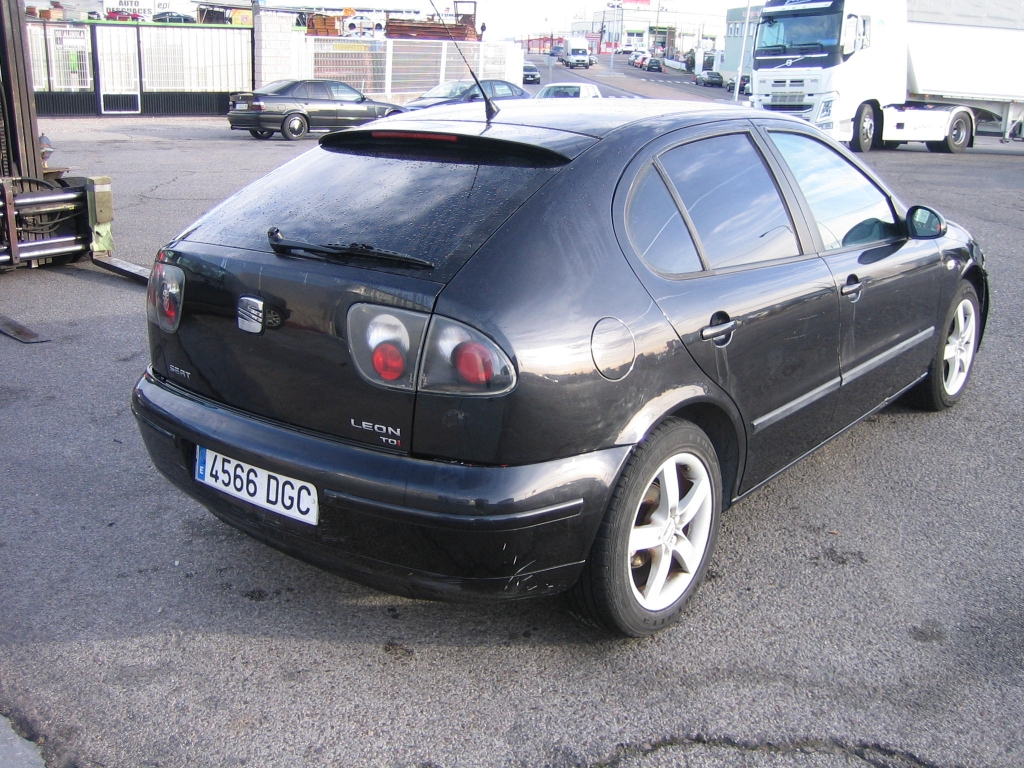 VISTA TRASERA DERECHA ACCIDENTADO.VEHICULO CON GOLPE EN BAJOS AFECTANDO AL CARTER Y TRASERO IZQUIERDO,ARRANCANDO Y ANDANDO,AIRBAGS OK,CLIMA..