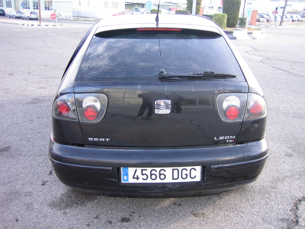 VISTA TRASERA ACCIDENTADO.VEHICULO CON GOLPE EN BAJOS AFECTANDO AL CARTER Y TRASERO IZQUIERDO,ARRANCANDO Y ANDANDO,AIRBAGS OK,CLIMA..