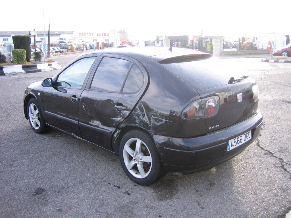 VISTA TRASERA IZQUIERDA ACCIDENTADO.VEHICULO CON GOLPE EN BAJOS AFECTANDO AL CARTER Y TRASERO IZQUIERDO,ARRANCANDO Y ANDANDO,AIRBAGS OK,CLIMA..