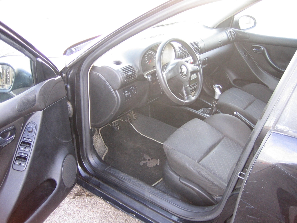 VISTA INTERIOR IZQUIERDO ACCIDENTADO.VEHICULO CON GOLPE EN BAJOS AFECTANDO AL CARTER Y TRASERO IZQUIERDO,ARRANCANDO Y ANDANDO,AIRBAGS OK,CLIMA..