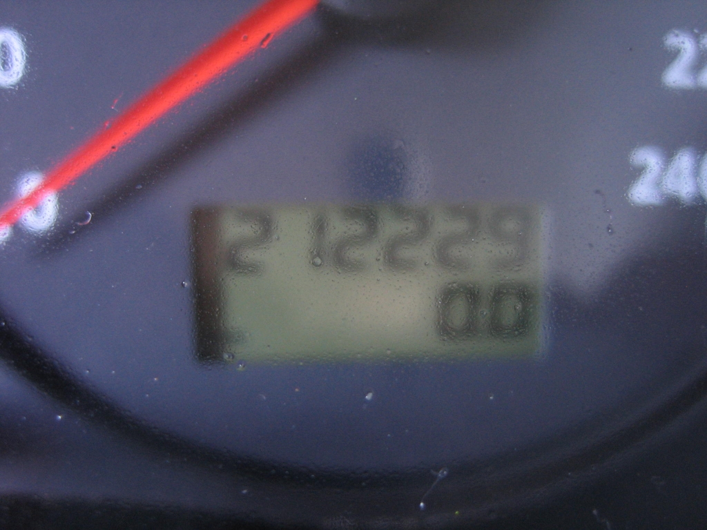 VISTA KM ACCIDENTADO.VEHICULO CON GOLPE EN BAJOS AFECTANDO AL CARTER Y TRASERO IZQUIERDO,ARRANCANDO Y ANDANDO,AIRBAGS OK,CLIMA..