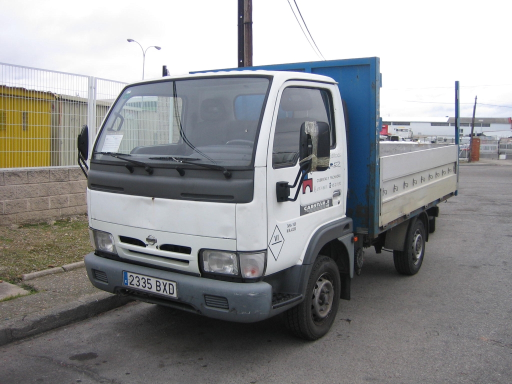 VISTA DELANTERA IZQUIERDA NISSAN CABSTAR E 2.7 D 91CV
