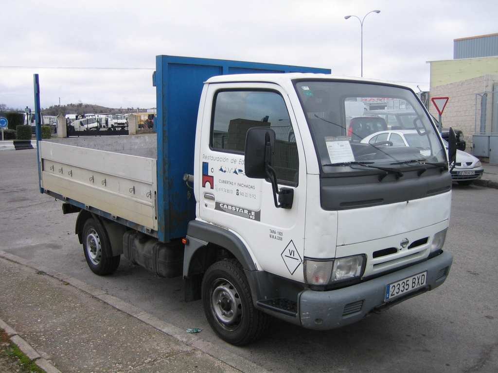 VISTA DELANTERA DERECHA NISSAN CABSTAR E 2.7 D 91CV