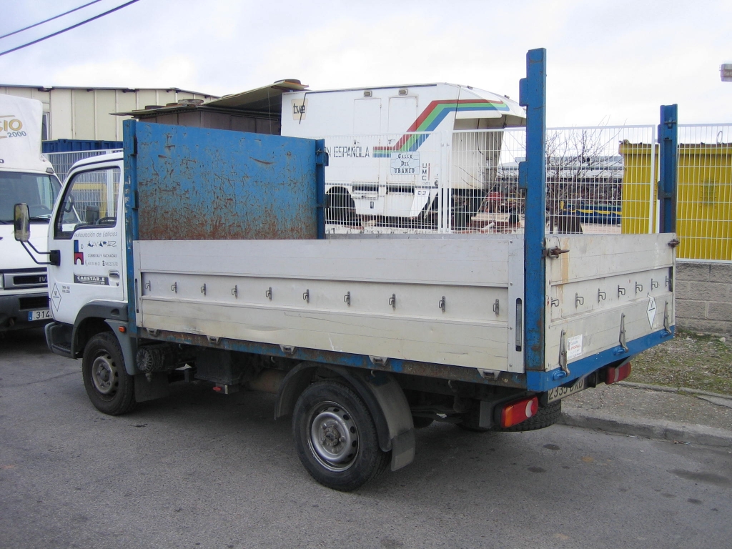 VISTA TRASERA IZQUIERDA NISSAN CABSTAR E 2.7 D 91CV