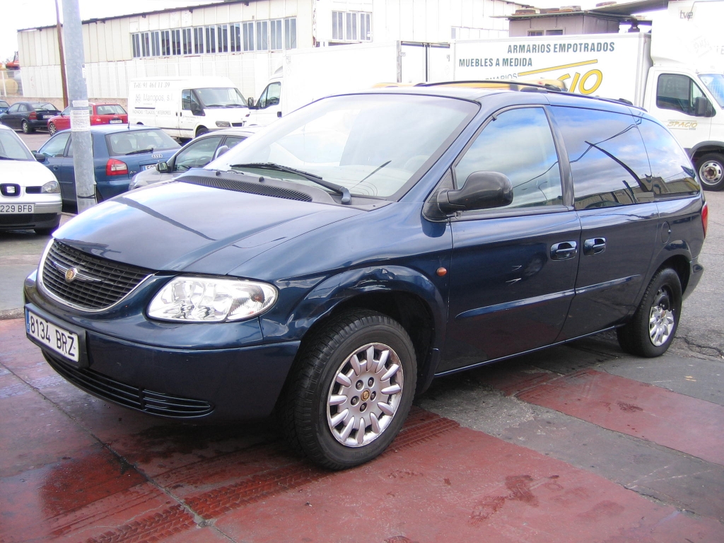 VISTA DELANTERA IZQUIERDA CRYSLER VOYAGER 2.2 SE CRD 144CV 7 PLAZAS