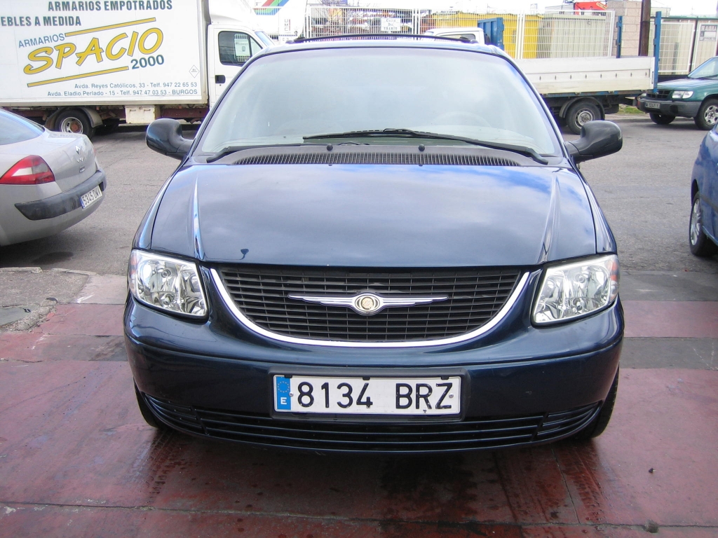 VISTA DELANTERA CRYSLER VOYAGER 2.2 SE CRD 144CV 7 PLAZAS